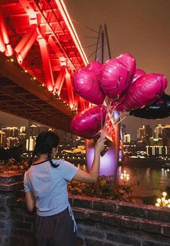 “走，带你去看沿途的风景”——南滨路“踩”城市心跳，用一万步捞同频搭子