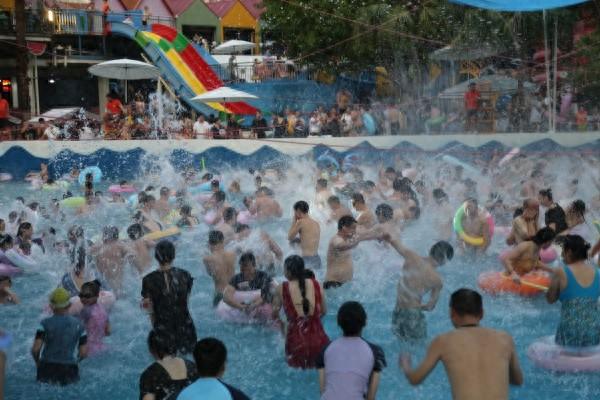 涪陵：高温催热“凉经济” 水上乐园人气旺