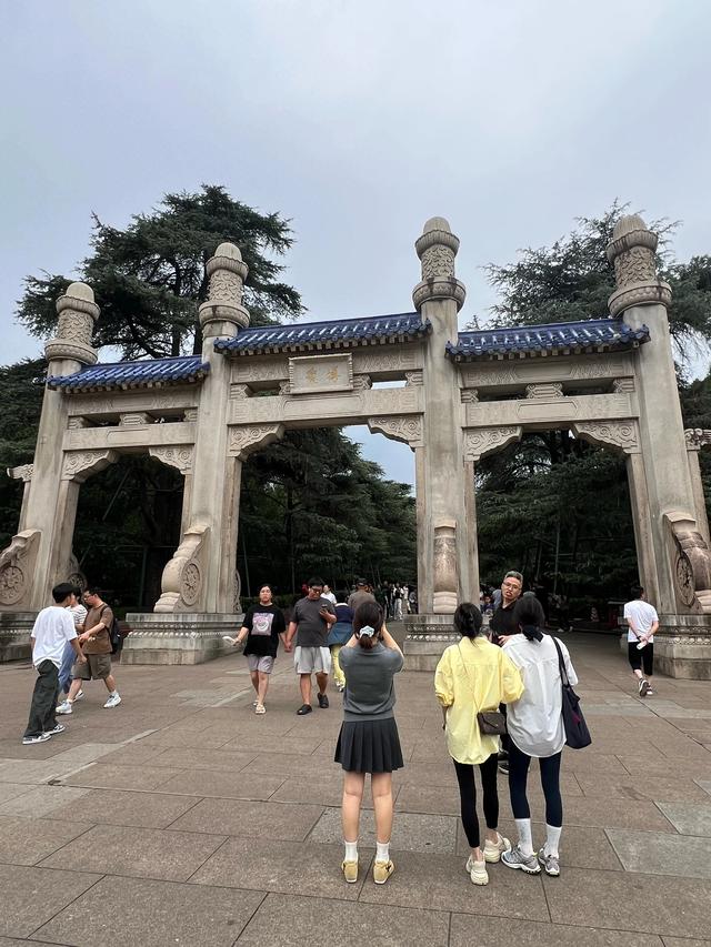 中山陵游人如织