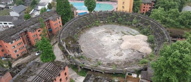 贵州大山里的荒废军工厂，5000人投入三线建设，星光球场很酷炫