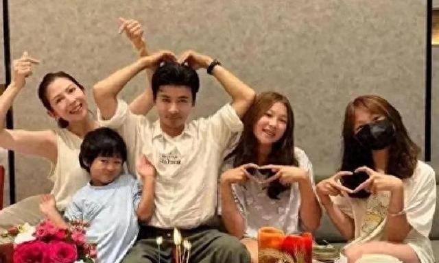 蔡少芬家的颜值天花板，两个女儿美得惊人，网友称这太卷了呢