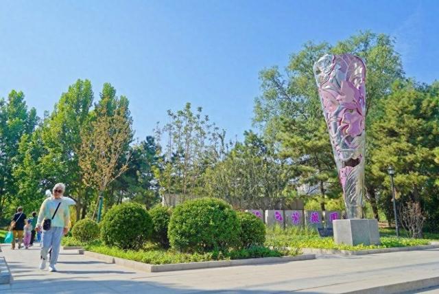 漫步紫薇花下，满眼皆是美景！大屯这处全龄友好公园焕新亮相→