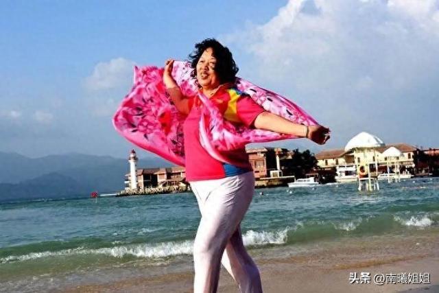 中年女人：比“披丝巾”更可怕的是穿“瑜伽裤”！俗气廉价又尴尬