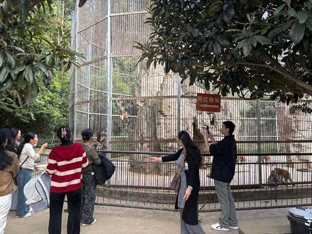 凯里动物园老爷爷回应有游客逃票：本身就为群众服务的，只要大家高兴