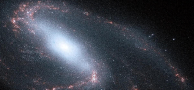NGC3627之谜！星系惊现2万光年伤疤，黑洞高速穿越留下关键证据！