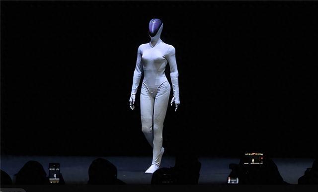 会走猫步！小鹏发布新一代人形机器人IRON：用上全固态电池