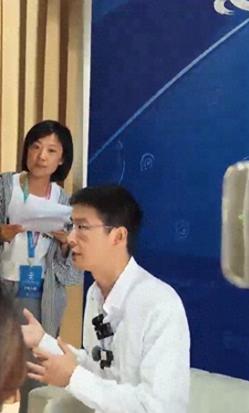宇树科技王兴兴回应“R1降价”：希望能给大家更好的价格，让更多人愿意采购并用起来