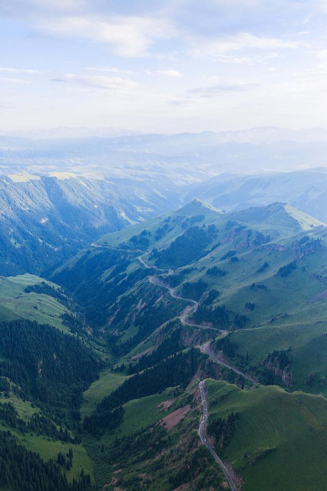 新疆独库公路正值旅游旺季(2)