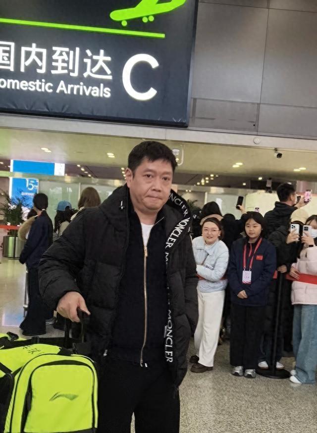 国乒抵达成都，孙颖莎等行李，王楚钦肖导聊的开心	，邱导也跟赛了