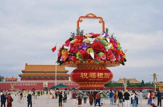 今天凌晨，完美合龙，视频！天安门广场大花篮亮相，长安街国庆花坛都布置好了！