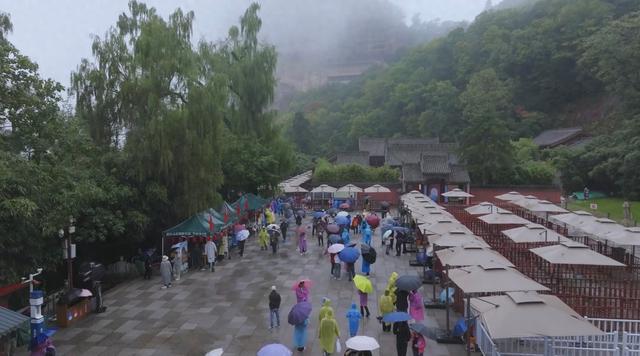 国庆长假第五天，麦积山旅游持续火热