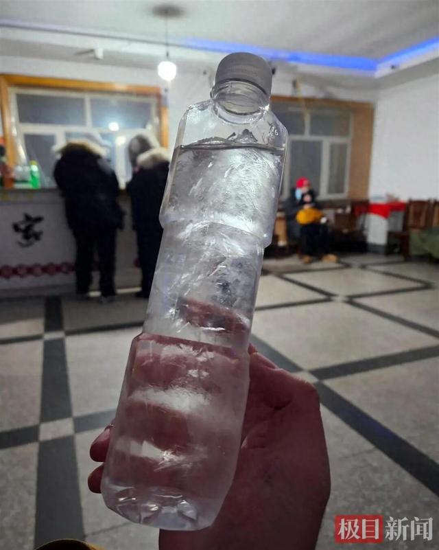 记者实探漠河北极村：气温零下30度，随身携带的饮用水冻成冰块