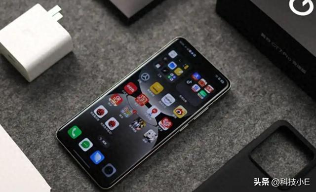 被低估的骁龙8至尊版手机，16+512GB跌至2719元，6500mAH+120W