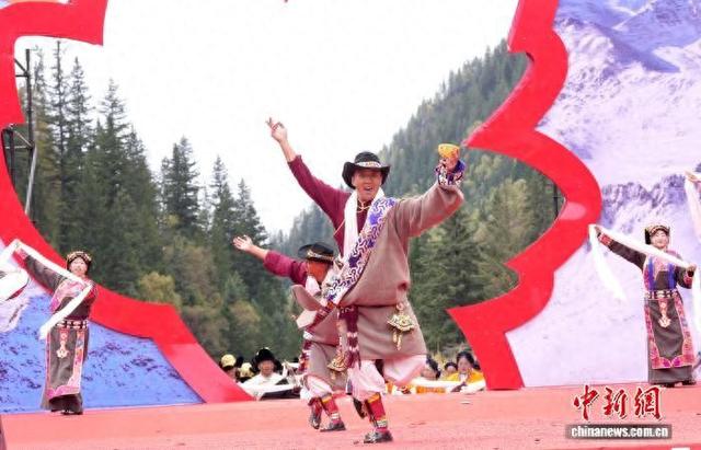 2025年黑水县第十三届冰川彩林生态文化旅游季启幕