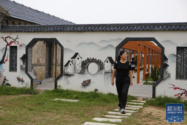 山东莱西：废弃矿坑变旅游胜地