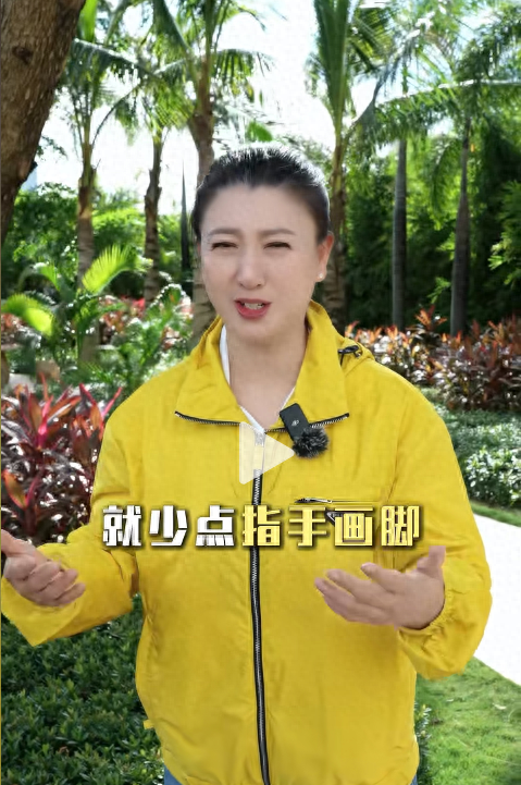 女演员闫学晶直播“哭穷”引争议，称儿子年收入“仅几十万元”，无法承担一家开销，入不敷出