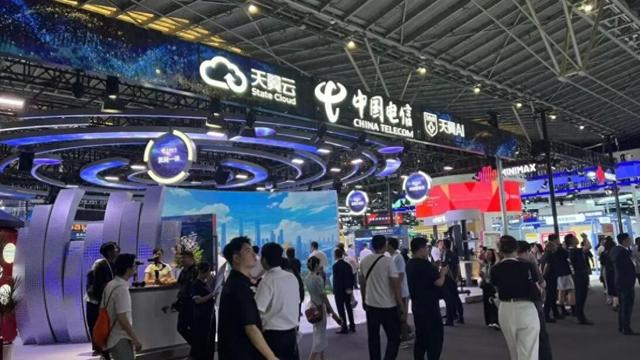 WAIC 2025︱中国电信AI科技范儿圈粉全场　智慧车、“钢铁侠”硬核应用成焦点