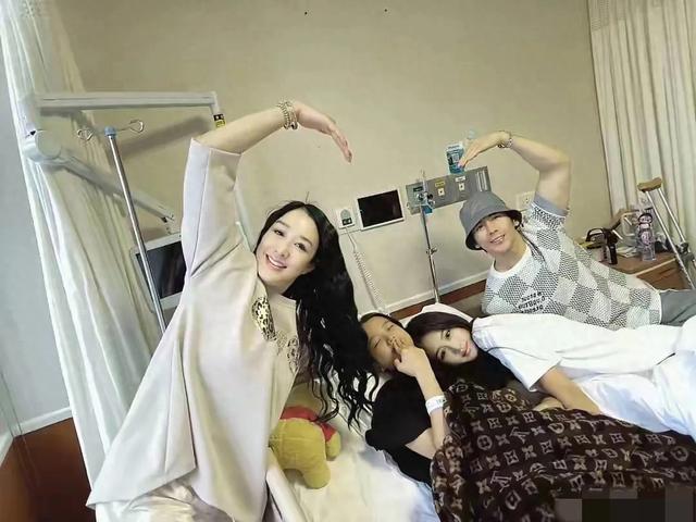 钟丽缇女儿住院做膝盖手术，盖被都是奢侈品，全家出动照顾好温馨