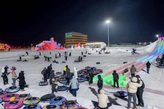 辽宁沈阳冰雪欢乐谷启幕，集冰雪游乐、光影艺术与民俗体验于一体