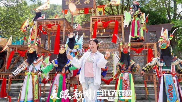 逛古镇 赏地戏 天龙屯堡景区游客如织