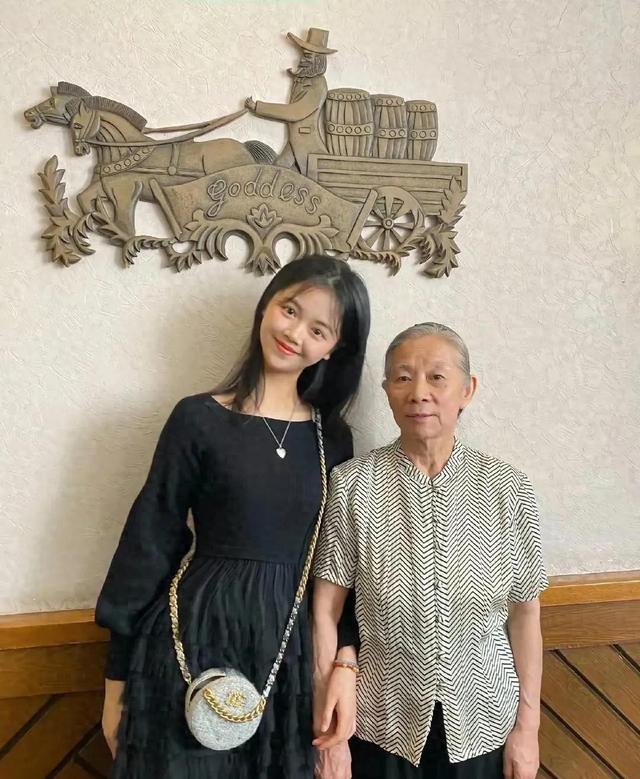 2022年，林豆豆和哥哥林汉雄，以及林氏小公主，难得一见的家庭照