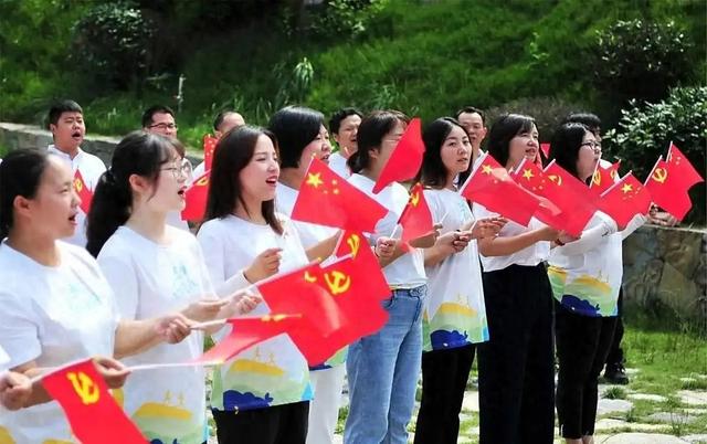 大学生入党有哪些好处（大学生入党别犹豫 毕业后5年才发现 这些优势真没白攒）