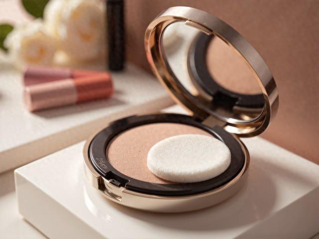 散粉和粉饼哪个定妆效果好（散粉还是粉饼这样选才不踩雷）