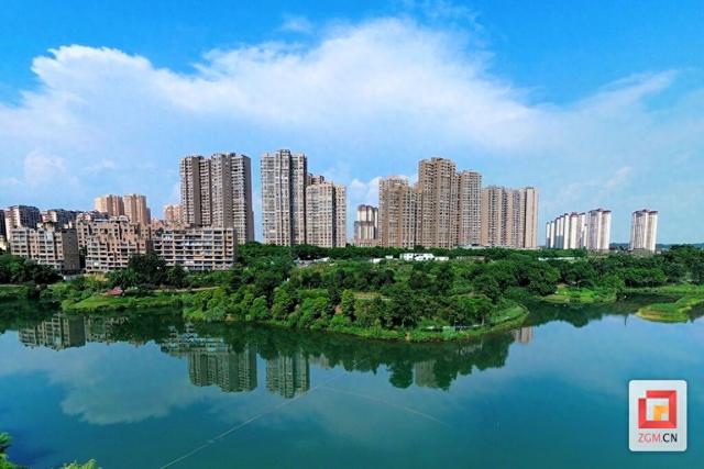 龙湖公园：一湖碧波满城秀