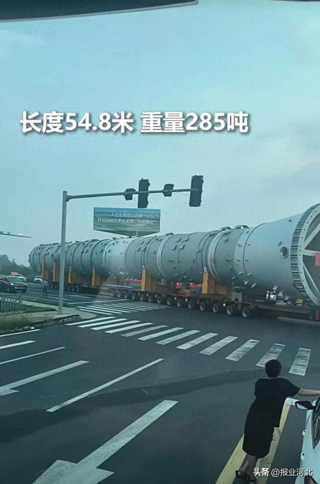 河北曲阳特种车辆千足虫运送285吨大设备最大车辆轮胎超1000个