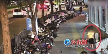 10岁男孩抱着两本作业离家出走 被警察找到时第一句话竟是：“我作业写不完了怎么办呀？”