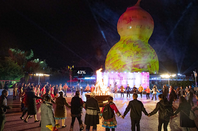 昆明跨年“潮燃”来袭丨禄劝：轿子山夜爬活动带来别样节日体验