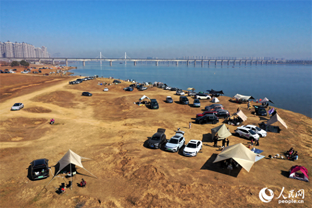 江西南昌：冬日露营正当时 市民驾车乐享自然