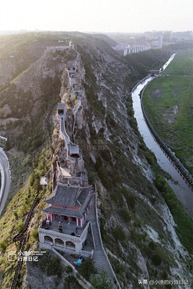 陕北有座“云顶天宫”，1公里山脊薄如刀背，挤了100多座古建筑