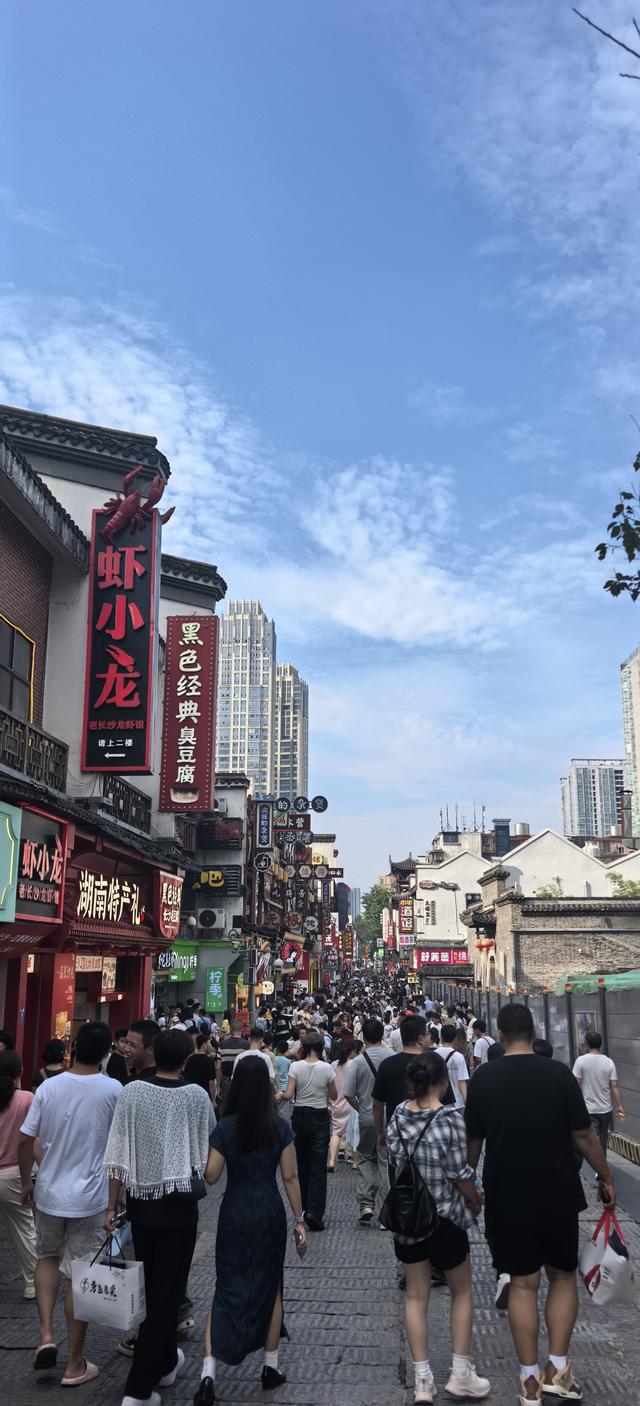 假日经济掀起消费热潮，游客旅行不赶场了，更愿意沉浸式体验