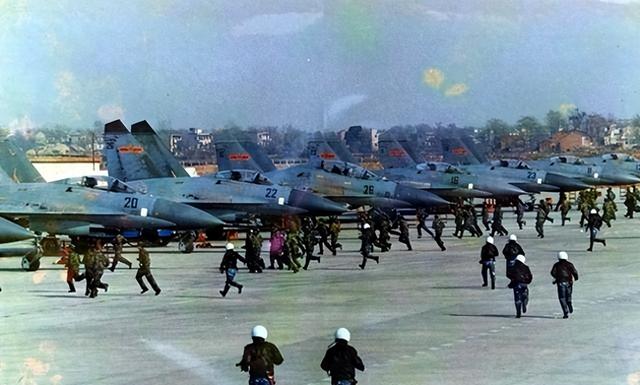 200架轰炸机，70架预警机，1300架战斗机，亚洲第一空军浮出水面