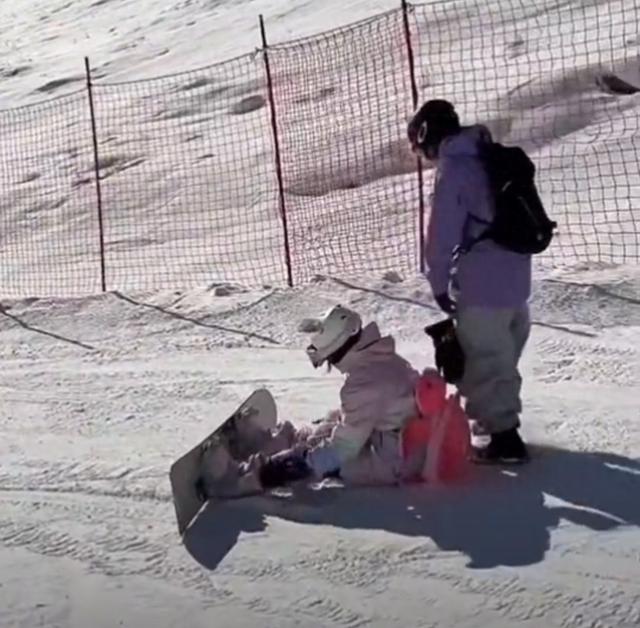 全红婵新疆滑雪初次就尝试单板被质疑不是有脚伤，网友怒气回怼