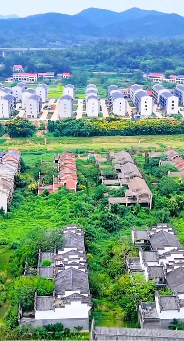 仿古开发的文旅古镇可惜游客稀疏，有些锈迹斑斑、杂草丛生