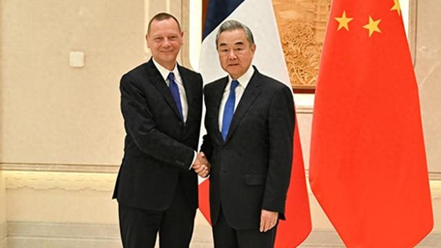 31国跟随美国遏华，法国第一个“叛变	”	，王毅外长送给欧盟两句话