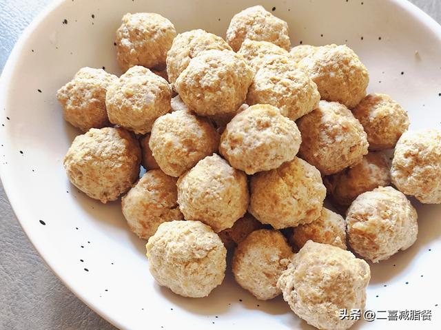 怎样制作手工牛肉丸（自制手工牛肉丸做法）