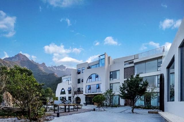五韵观山悦设计师酒店：张家界山间的现代美学栖息居地