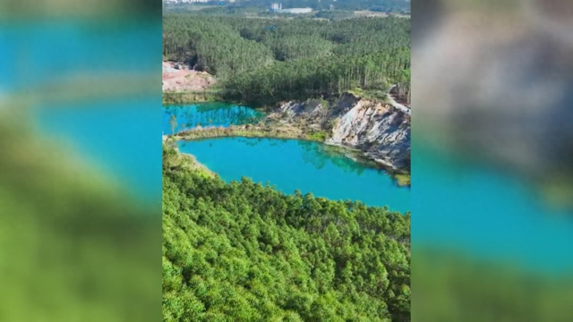 钦州一处废弃矿坑走红，当地政府公告：严禁进入