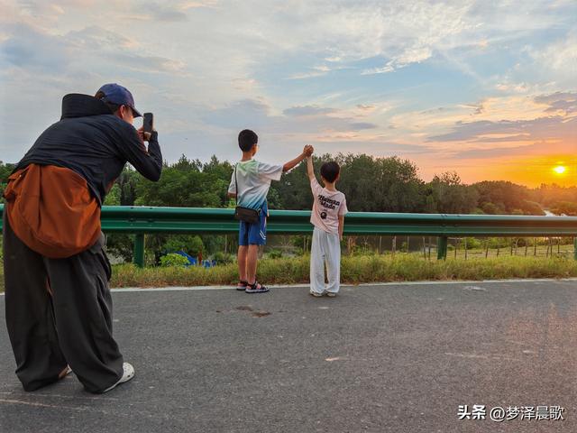 云梦：府河大堤好纳凉 城市绿廊变身"天然空调房"