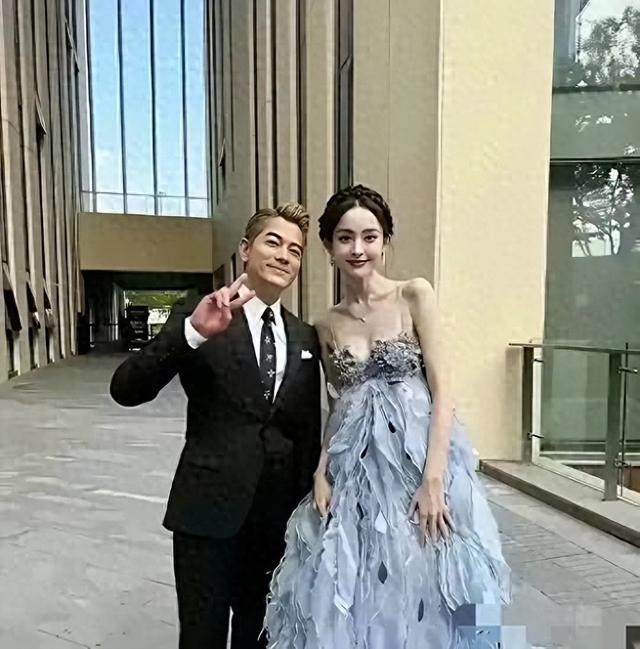 不怪郭富城忍不住跟她合照,作为一个女人,我都心动不已