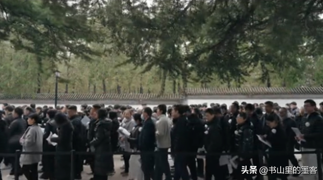 杨振宁追悼会：与邓稼先“重聚”，送别队超百米，莫言写诗忆缘分