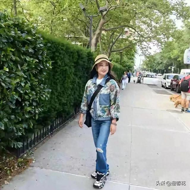74岁刘晓庆散步，穿破洞牛仔裤，戴草帽，看起来像50，精神很好