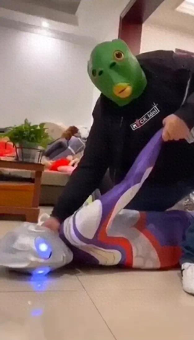 迪迦奥迪迦奥特曼绑着（迪迦被绑了）