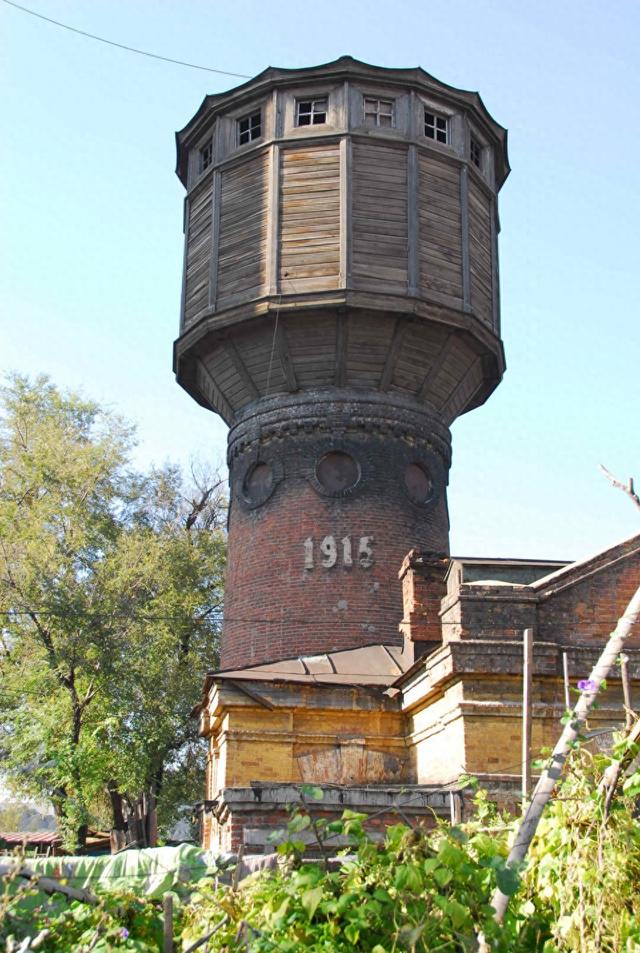 哈尔滨市香坊区三处老水塔成热门打卡地，最早一处建于1915年