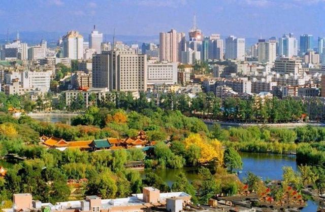 云南唯一的“特大城市”，面积比北京、成都大，人口超过800万