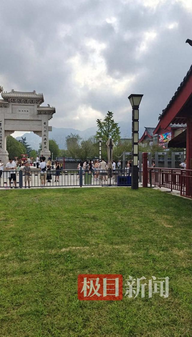 新住持履职后少林寺免票？记者实探：仍需购票且价格不变，所有卖香摊位已撤，仅剩几个在卖药膏