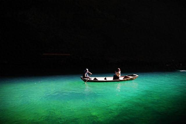 鹤峰屏山：“船浮空中”醉游人